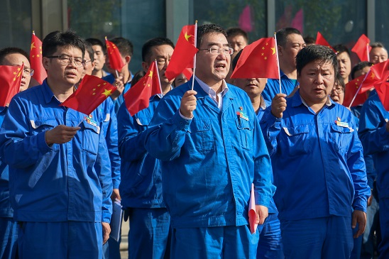 五星紅旗,我愿做你光華中淡淡的一筆——安彩高科舉行 國慶升旗儀式